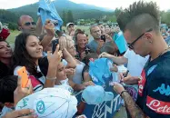  ??  ?? Autografi Marek Hamsik con i tifosi nel ritiro estivo di Dimaro in Trentino