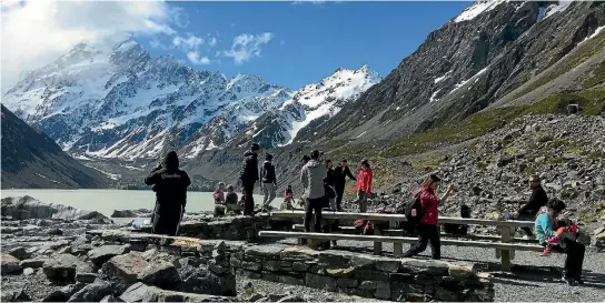  ?? MARTIN VAN BEYNEN ?? Aoraki/Mt Cook is a must-see for tourists but parking is an issue.