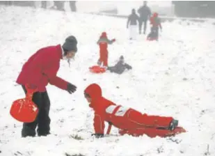  ?? EFE ?? Varias familias jugando en la nieve este sábado en Pedrafita do Cebreiro//