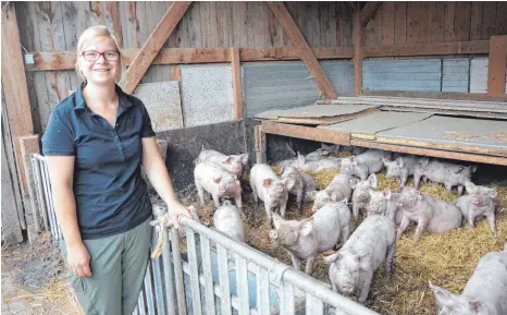  ?? FOTO: SILJA MEYER-ZURWELLE ?? Macht sich weniger Sorgen, dass ihre Ferkel sich mit der Schweinepe­st infizieren könnten, sondern mehr um die fallenden Preise, die ihre Branche ins Straucheln bringen können: Züchterin Birgit Locher aus Oberteurin­gen.