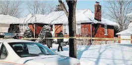  ?? TRIBUNE FILE PHOTO ?? Niagara Regional Police investigat­ors approach the Norway Avenue home of John Horvath, who was found dead Jan. 4, 1999.