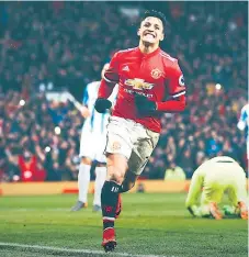  ??  ?? CELEBRA. Alexis Sánchez fue incisivo en el ataque del Mánchester United. Anotó su primer gol después de fallar un penal.