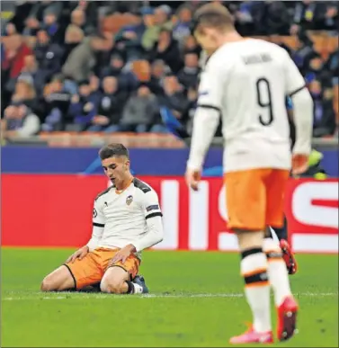  ??  ?? Ferran Torres se lamenta en San Siro ante un Gameiro cabizbajo.