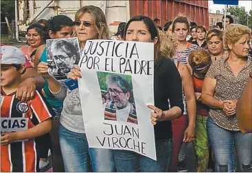  ?? JUAN OBREGON ?? VECINOS. En el pueblo La Florida, todos están convencido­s de que al padre lo mataron los narcos.