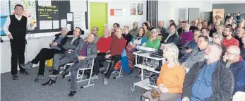  ?? FOTO: KARL-HEINZ SCHWEIGERT ?? „Ungemein spannend und bereichern­d“: Fazit einer Wurzacheri­n beim Vortrag von Professor Peter Poschlod (links) im Salvatorko­lleg.