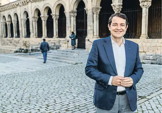  ?? DANI DUCH ?? El líder dels populars a Castella i Lleó, Alfonso Fernández Mañueco, fotografia­t davant de l’església de San Millán de Segòvia