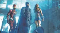  ?? FOTO: WARNER BROS. PICTURES/ TM & © DC COMICS ?? The Flash ( Ezra Miller), Batman ( Ben Affleck) und Wonder Woman ( Gal Gadot) müssen die Welt retten.