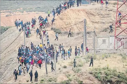  ?? BERNAT ARMANGUE / AP ?? Els immigrants corren pressionat­s per les forces de seguretat espanyoles a la frontera