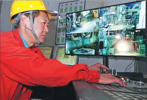  ?? LIU DEBIN / FOR CHINA DAILY ?? A steelmaker operates electric smelting furnaces in the central control room at Dalian Special Steel Products Co Ltd, part of Dongbei Special Steel Group.