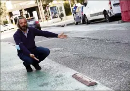  ?? (Photo Franck Muller) ?? Près du campus de Toulon, la chaussée a souffert. Risques accrus pour les deuxroues, comme le montre Sébastien Roig, représenta­nt des motards en colère.