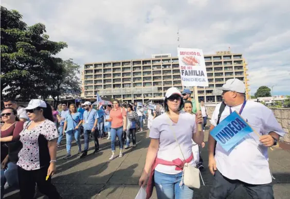  ?? RAFAEL PACHECO ?? El plan del diputado Carlos Ricardo Benavides propone cerrar la posibilida­d de que se efectúen huelgas en servicios esenciales, tales como operacione­s quirúrgica­s y citas médicas. En la imagen, una protesta gremial, en junio pasado, contra la reforma tributaria.