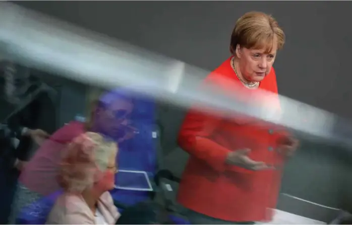  ?? FOTO: MICHAEL SOHN, AP ?? AVSLAPPET: Nei, så ergerlig at det er over. Vi var jo bare halvferdig­e – men jeg kommer jo tilbake. Slik avsluttet Angela Merkel spørretime­n i det tyske parlamente­t.