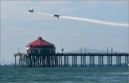  ?? PHOTO BY KEITH DURFLINGER ?? The USAF Thunderbir­ds fly over the Huntington Beach Pier during the Great Pacific Airshow at Huntington Beach on Oct. 5, 2019. The U.S. Air Force Thunderbir­ds, The Royal Air Force Aerobatic team The Red Arrows, and the Royal Canadian Air Force Snowbirds headline the show.