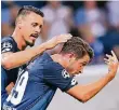  ?? FOTO: DPA ?? Sandro Wagner bedankt sich bei Torschütze Mark Uth.