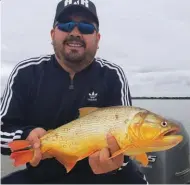  ??  ?? Centro: los tres protagonis­tas de la nota mostrando uno de los mejores dorados del dia. Izq.: Fabi Gamarra sonriendo con su presa.