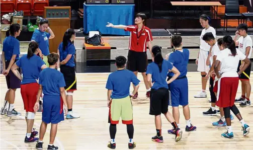  ??  ?? Practice makes
perfect: Coach Yoong Sze Yuin (centre) giving instructio­ns to the players in a training session at the Maba Stadium yesterday. — S.S. KANESAN/ The Star