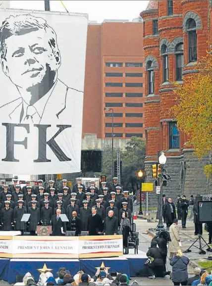  ?? FOTOS: AFP ?? para recordar el asesinato que se produjo hace cincuenta años en la visita de JFK a la capital de Texas.