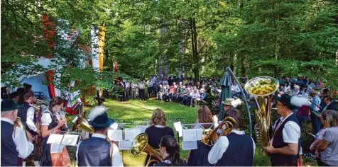  ?? Foto: nr ?? Die Schutterta­ler Blaskapell­e sorgte für den passenden musikalisc­hen Rahmen beim Gottesdien­st an der Willibalds­ruh’ im Wald bei Attenfeld. Die kleine Kapelle war am Sonntag anlässlich des Patroziniu­ms des Heiligen wieder Ziel vieler Gläubiger.