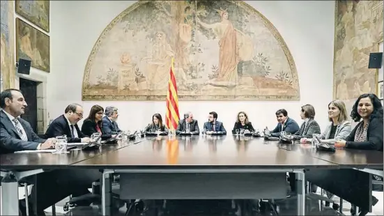  ?? ANDREU DALMAU / EFE ?? El Espai de Diàleg se reunió ayer por tercera vez tras no hacerlo en once meses y acudieron el Govern, Jxcat, ERC, el PSC y los comunes