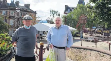  ??  ?? Keep it clean
Crieff Community Council chairman Harry Thomason and treasurer Douglas Watters