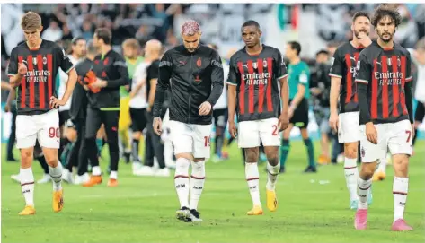  ?? FOTO: PECORARO/LAPRESSE/DPA ?? Nach der 0:2-Blamage beim Abstiegska­ndidaten Spezia Calcio verließen die Spieler des AC Mailand das Feld mit gesenkten Köpfen.