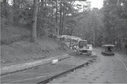  ?? Photo by Redjie Melvic Cawis ?? HOLIDAY BURDEN. Motorists passing thru Loakan Road, particular­ly along the Camp John Hay area are advised to take precaution­ary measures due to the on - going road rehabilita­tion which was implemente­d since last week.