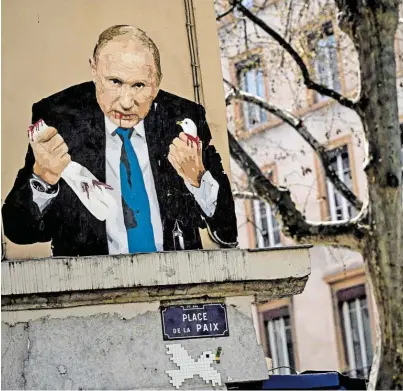  ?? BILD: SN/APA/AFP/JEFF PACHOUD ?? Der russische Präsident mit einer geköpften Friedensta­ube: ein Graffito von Wladimir Putin auf dem Place de la Paix, dem Friedenspl­atz in Lyon.