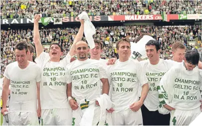  ??  ?? May 9, 1998, and Celtic’s triumphant players don T-shirts to mark their achievemen­t.