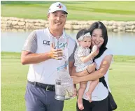  ?? AFP ?? Lee Kyoung-Hoon poses with the Byron Nelson trophy, his wife Yu Joo-Yeon and daughter.