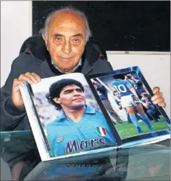  ??  ?? Ferlaino muestra orgulloso varias imágenes de Maradona.