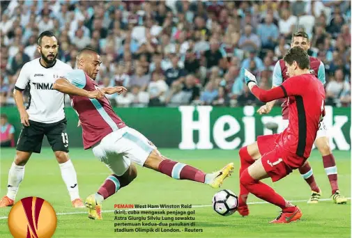  ??  ?? PEMAIN West Ham Winston Reid (kiri), cuba mengasak penjaga gol Astra Giurgiu Silviu Lung sewaktu pertemuan kedua-dua pasukan di stadium Olimpik di London. - Reuters