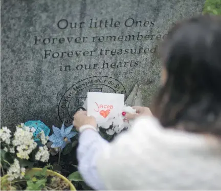  ?? CHRISTINNE MUSCHI ?? Annick Robinson visits the grave at Mount Royal Cemetery where her son Jacob is buried. He died shortly after birth in 2010.