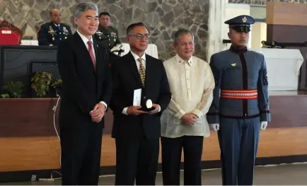  ?? Photo by Jean Nicole Cortes ?? HONORED. United States Ambassador to the Philippine­s, Sung Kim awards Doctor Ron Paraan the US Congressio­nal Gold Medal on behalf of his father, the late Colonel Francisco Paraan, WWII veteran and former Baguio City Mayor and chief of police during PMA’s 120th founding anniversar­y.