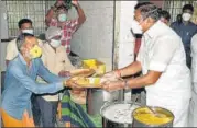  ?? ANI ?? CM Edappadi K Palaniswam­i distributi­ng food packets to needy n people during the nationwide lockdown in Chennai on April .