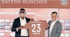  ??  ?? Tanguy Kouassi (izq.) fue presentado ayer por el Bayern. / EFE.