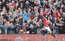  ??  ?? un grito unánime Marcus Rashford levanta de las gradas a la afición del Manchester con el 1 a 0.