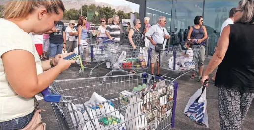  ?? Foto: Ángel García ?? Mit kostenlose­n Einkaufstü­ten aus Plastik in den Supermärkt­en ist hierzuland­e bald Schluss.