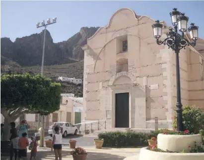  ??  ?? Außer der Dorfkirche hat Lucainena de las Torres nicht viele Sehenswürd­igkeiten zu bieten (o.). Den Reiz des Ortes machen die von den Anwohnern mit Blumen geschmückt­en Hausfassad­en aus (u.).