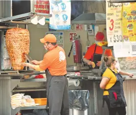  ?? DANIEL GALEANA ?? El gas, las tortillas, la carne y hasta la electricid­ad, afectaron los precios de los tacos