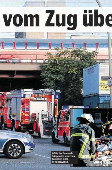  ??  ?? Kräfte der Feuerwehr bringen den verletzten Sprayer in einen Rettungswa­gen.