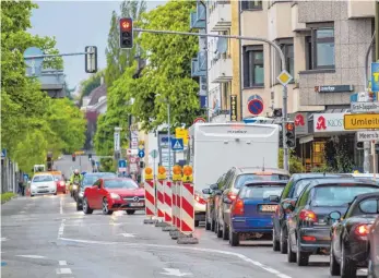  ?? FOTO: HAGEN SCHÖNHERR ?? Autos in der Friedrichs­traße: Beim Verkehrsen­twicklungs­plan wird darüber nachgedach­t, die Straße für private Fahrzeuge ganz dicht zu machen.