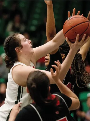  ?? MATT SMITH ?? University of Saskatchew­an Huskies forward Kyla Shand goes for a layup in Thursday’s Canada West playoff against the Winnipeg Wesmen in Saskatoon. The Huskies won 102-56.