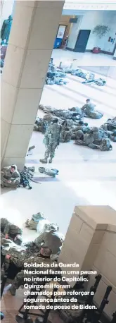  ??  ?? Soldados da Guarda Nacional fazem uma pausa no interior do Capitólio. Quinze mil foram chamados para reforçar a segurança antes da tomada de posse de Biden.