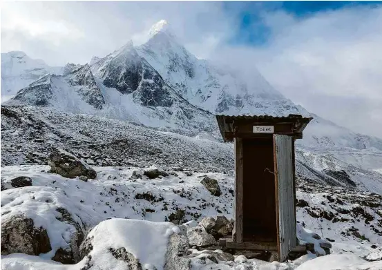  ?? Gagarych/Getty Images ?? Banheiro próximo ao campo base do Everest, no Himalaia; segundo a lei, cada alpinista deve voltar com oito quilos de dejetos da montanha