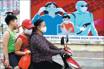  ?? KHAM / REUTERS ?? Hygiene reminders are everywhere for residents of the Vietnamese capital Hanoi.