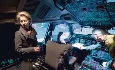  ?? Foto: Kay Nietfeld, dpa ?? Verteidigu­ngsministe­rin Ursula von der Leyen im Pannenflie­ger A400M: wieder Män gel bei der Ausrüstung, wieder peinliche Nachrichte­n.