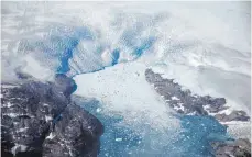  ?? FOTO: DPA ?? Eisberge brechen von einem Gletscher in einen Fjord in Grönland. Das arktische Meereis geht weiter zurück.