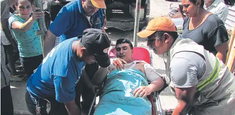  ??  ?? ATAQUE. El guardaespa­ldas del dueño del negocio de frutas quedó gravemente herido y murió en un centro asistencia­l privado.