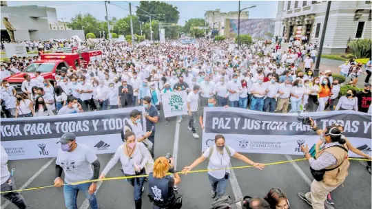  ?? Francisco Rodríguez ?? Estudiante­s vestidos de blanco con veladoras llenaron la avenida Chapultepe­c