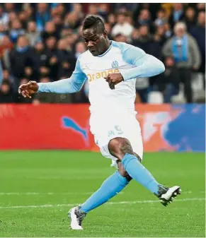  ?? — Reuters ?? Right on target: Marseille’s Mario Balotelli scoring against St Etienne during the Ligue 1 match at the Orange Velodrome on Sunday.